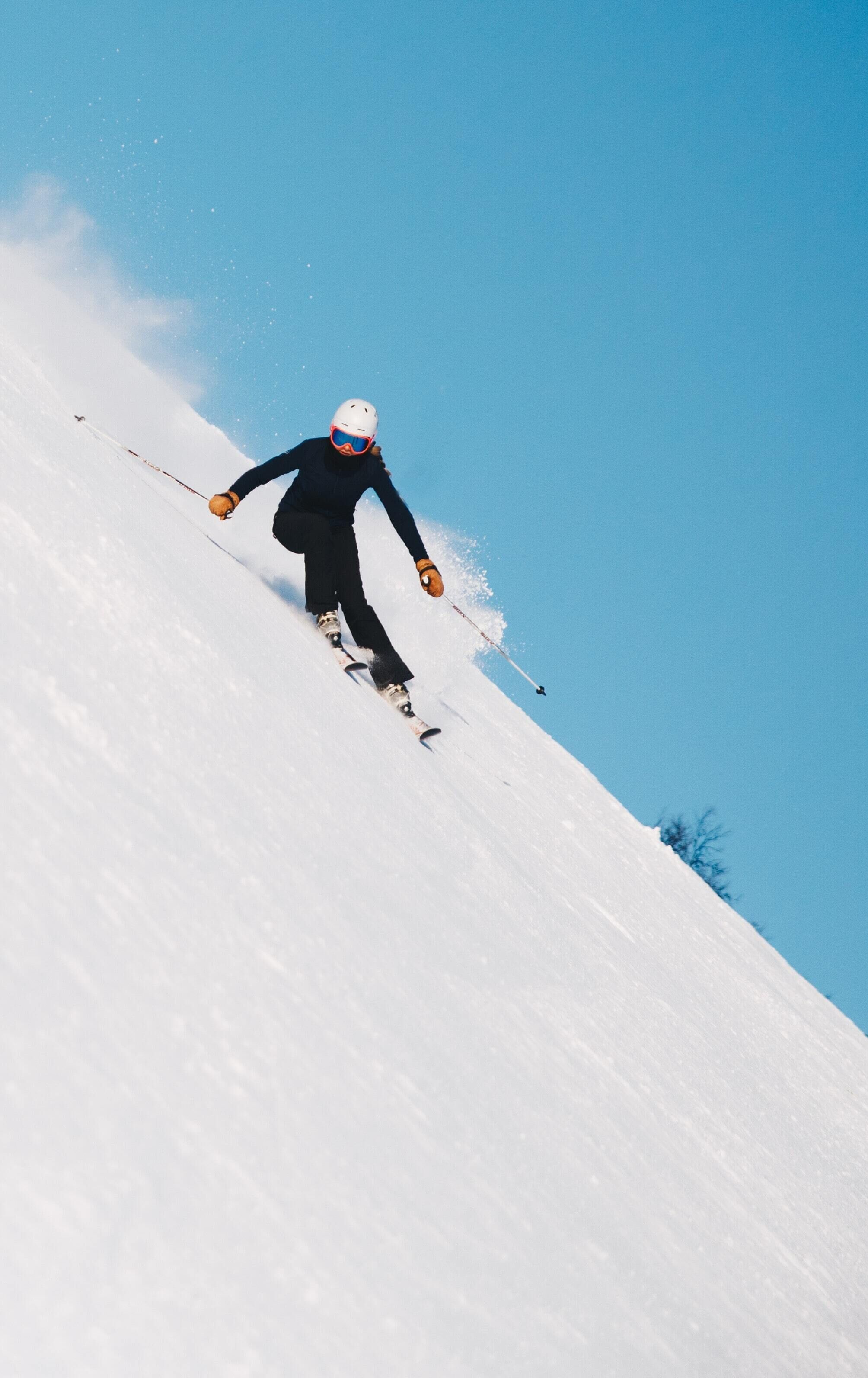 Una persona esquiando por una ladera cubierta de nieve.
