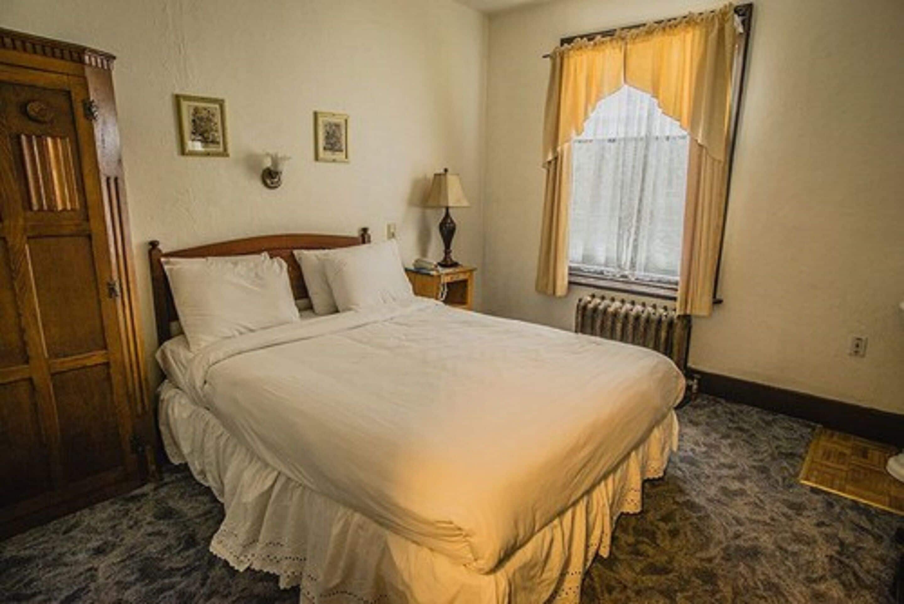 Blackout drapes, free WiFi, bed sheets