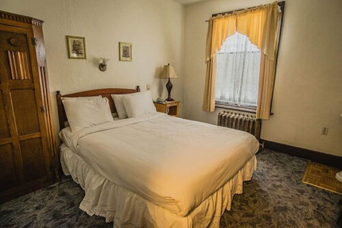 Blackout drapes, free WiFi, bed sheets