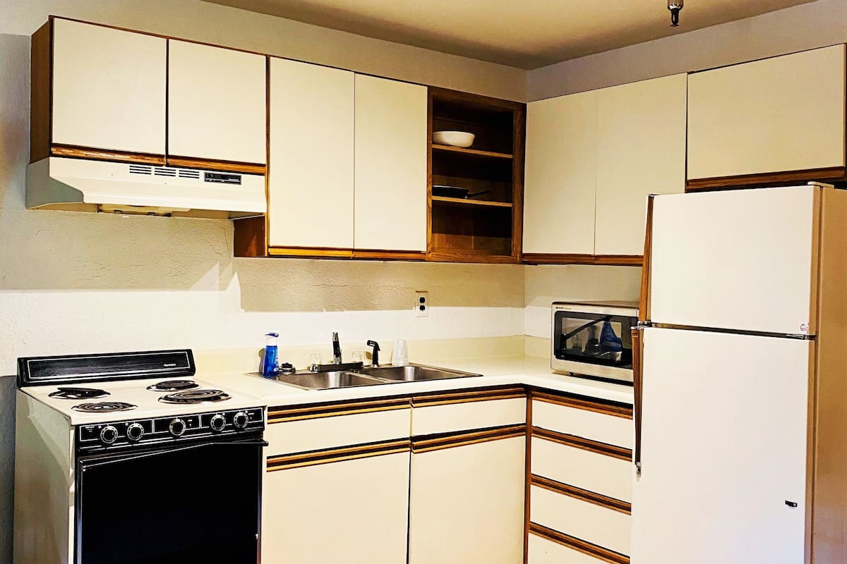 Superior Studio, 1 Queen Bed, Kitchen | Private kitchen