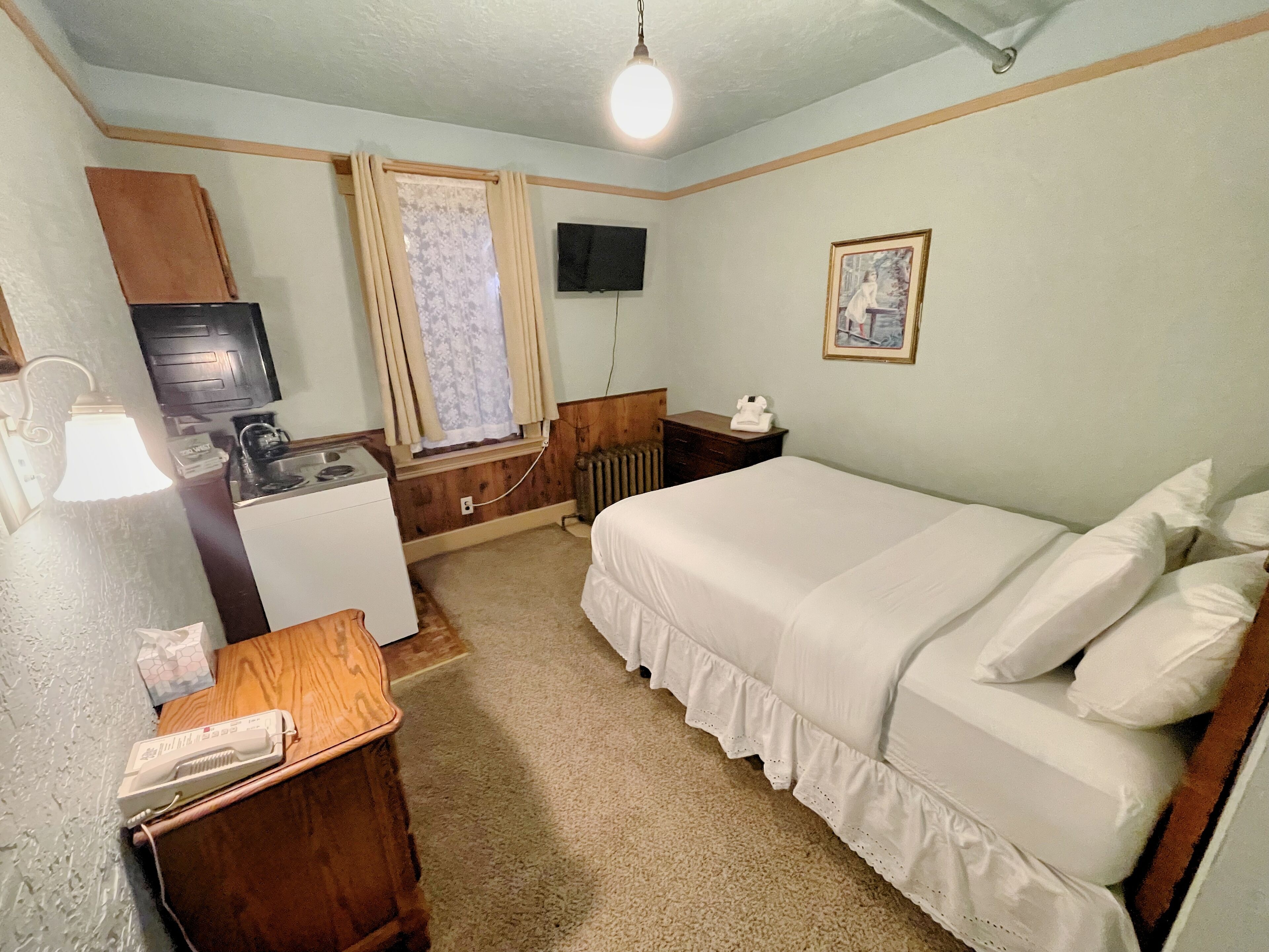 Standard Room, 1 Queen Bed, Kitchenette | Blackout drapes, free WiFi, bed sheets