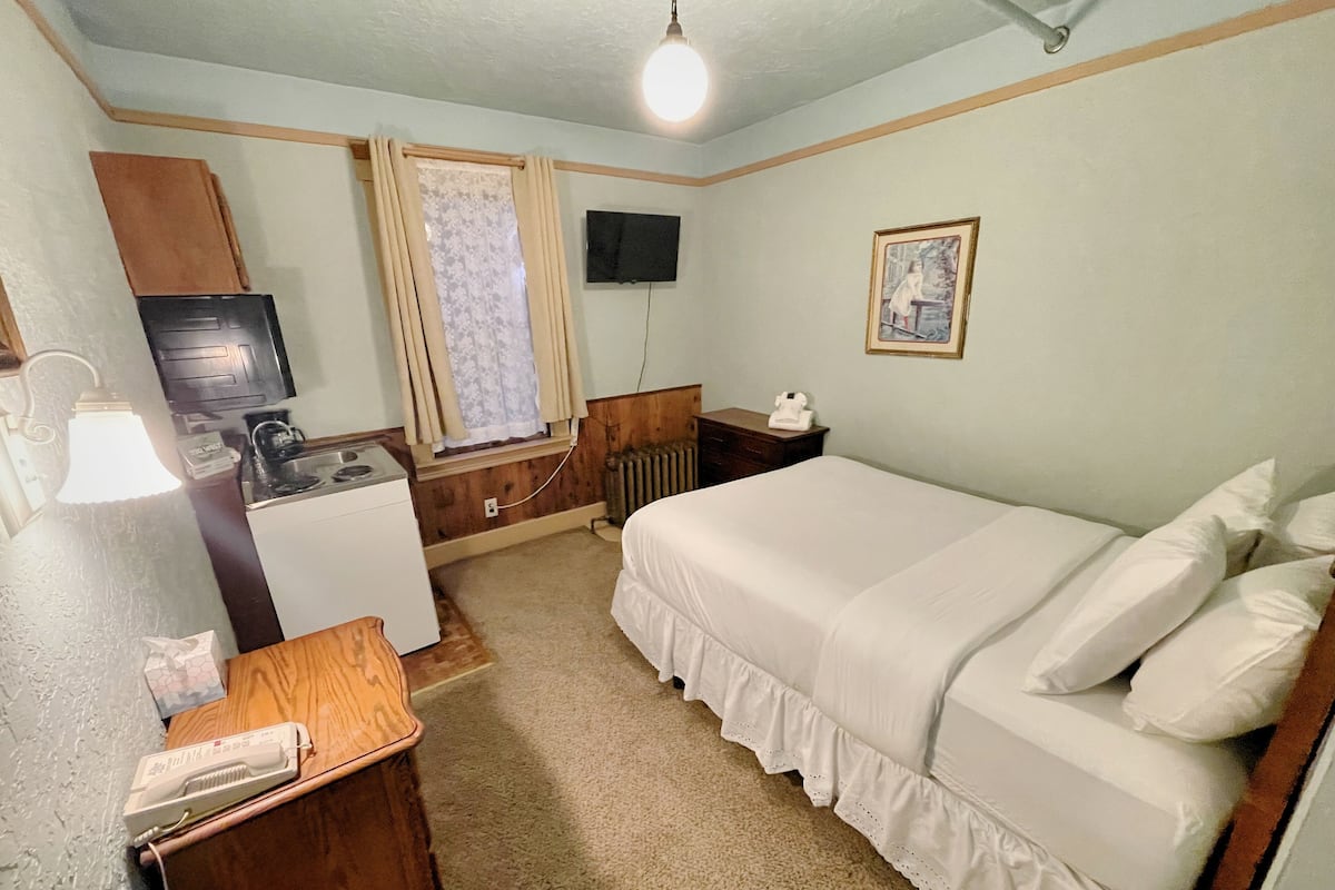 Standard Room, 1 Queen Bed, Kitchenette | Blackout drapes, free WiFi, bed sheets