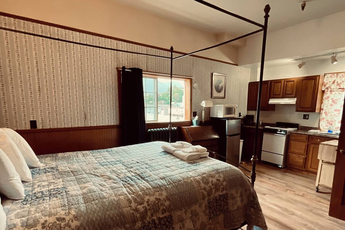 Traditional Studio | Blackout drapes, WiFi (free), bed sheets