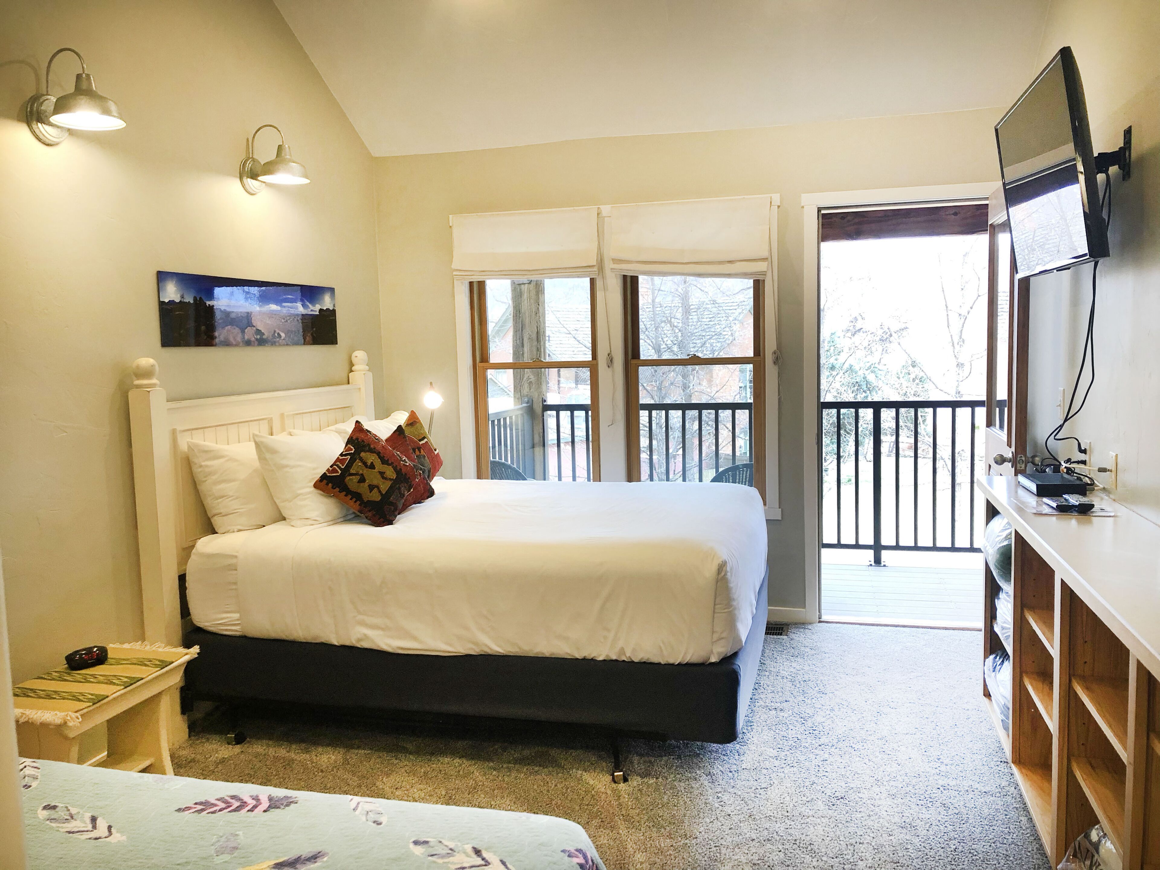 unit 4 – townhouse 2-bedroom, kitchen | premium bedding, pillow-top beds, soundproofing, iron/ironing board