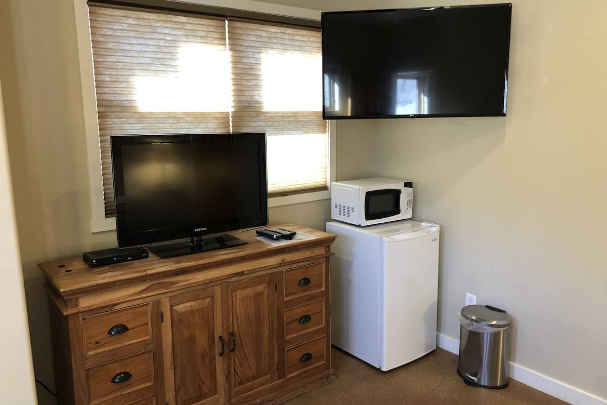 unit 17 townhouse 2-bedroom, loft & kitchen | private kitchenette | fridge, microwave, coffee/tea maker, cookware/dishes/utensils