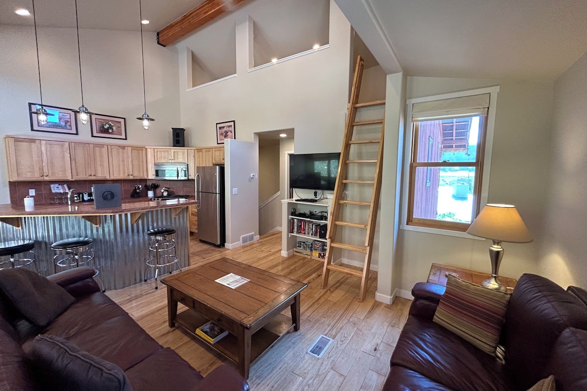 Unit 22 – Townhouse 2-Bedroom, Loft & Kitchen | Premium bedding, pillow-top beds, soundproofing, iron/ironing board