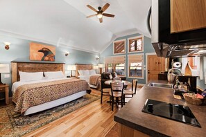 Premium bedding, pillow-top beds, soundproofing, iron/ironing board - Moab Springs Ranch (Moab)