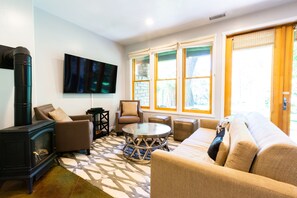 Premium bedding, pillow-top beds, soundproofing, iron/ironing board - Moab Springs Ranch (Moab)