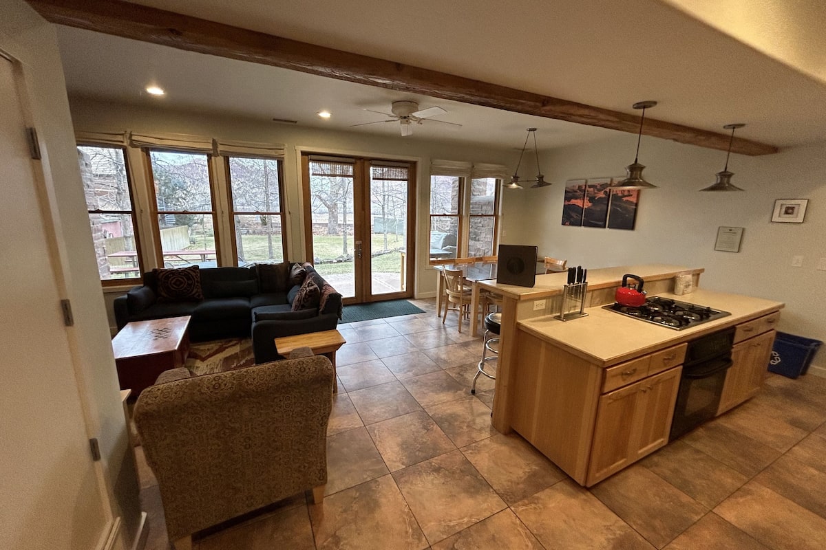 unit 5 – townhouse 2-bedroom, kitchen | premium bedding, pillow-top beds, soundproofing, iron/ironing board