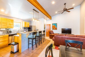 Premium bedding, pillow-top beds, soundproofing, iron/ironing board - Moab Springs Ranch (Moab)