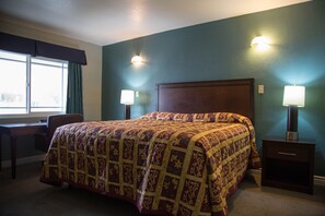 Chambre Standard, 1 trĂšs grand lit | Bureau, fer et planche Ă repasser, accĂšs au Wi-Fi (inclus)