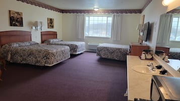 Surmatelas, bureau, rideaux occultants, fer et planche Ă  repasser