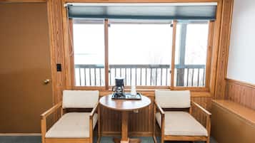 Double Room, Private Bathroom, Lake View (Queen/Lake View(Upper))
