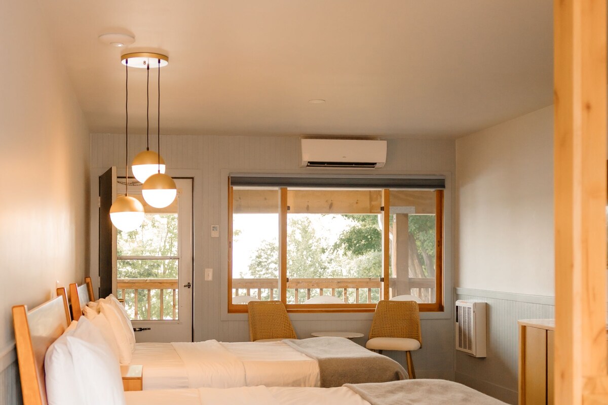 Quadruple Room, Private Bathroom, Lake View (2 Queen/Lake View (Upper)) | Interior
