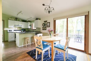 Casa de campo, baño privado, vista al lago (Brownstone Cottage) | Cocina privada | Máquina de hielo 