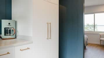 Comfort Double Room, Ensuite, Lake View (Queen bed (East)) | Interior