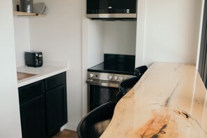 Dobbeltværelse - privat badeværelse - søudsigt (Kitchenette (Bay West)) | Privat køkken | Isterningmaskine