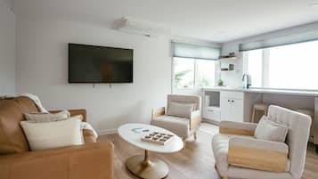 Superior Double Room, Private Bathroom, Lake View (Guest House) | Lounge