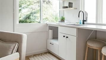 Superior Double Room, Private Bathroom, Lake View (Guest House) | Private kitchen