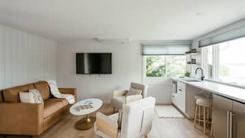 Superior Double Room, Private Bathroom, Lake View (Guest House) | Lounge