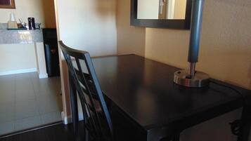 Kühlschrank, Mikrowelle, Wasserkocher mit Kaffee-/Teezubehör