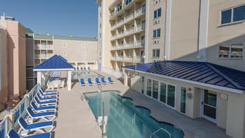 Außenpool (je nach Saison geöffnet), Sonnenschirme, Liegestühle