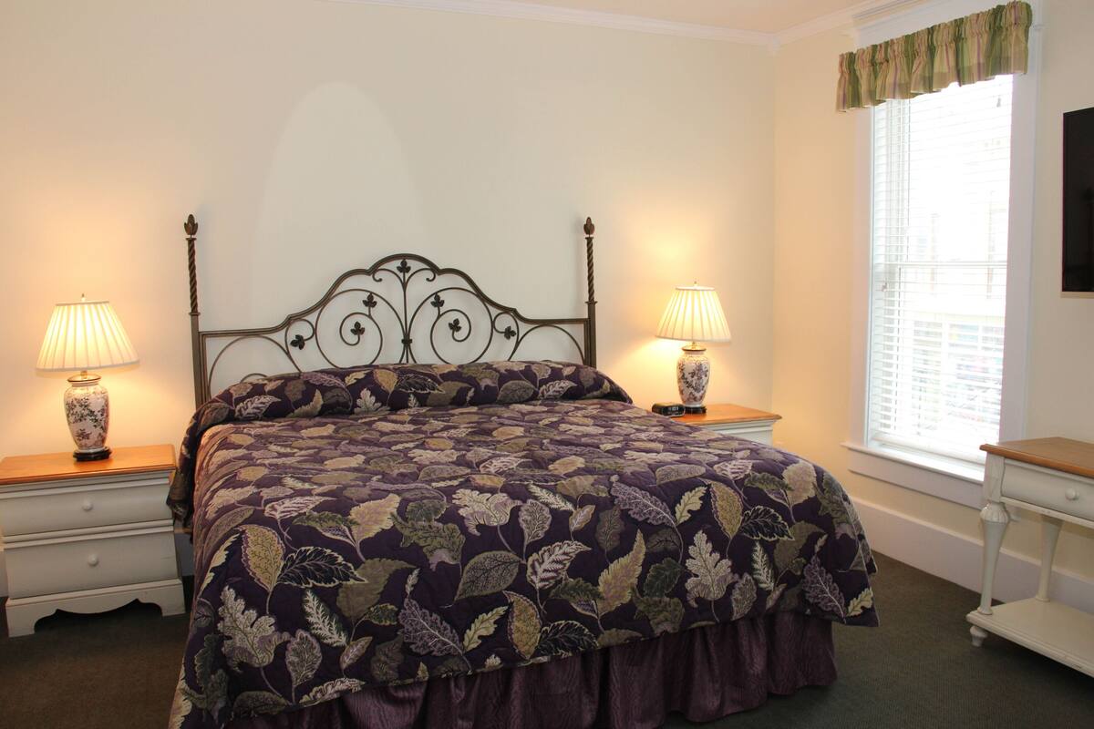 Main Street Deluxe, 1 King Bed | Hypo-allergenic bedding available, pillowtop beds, iron/ironing board