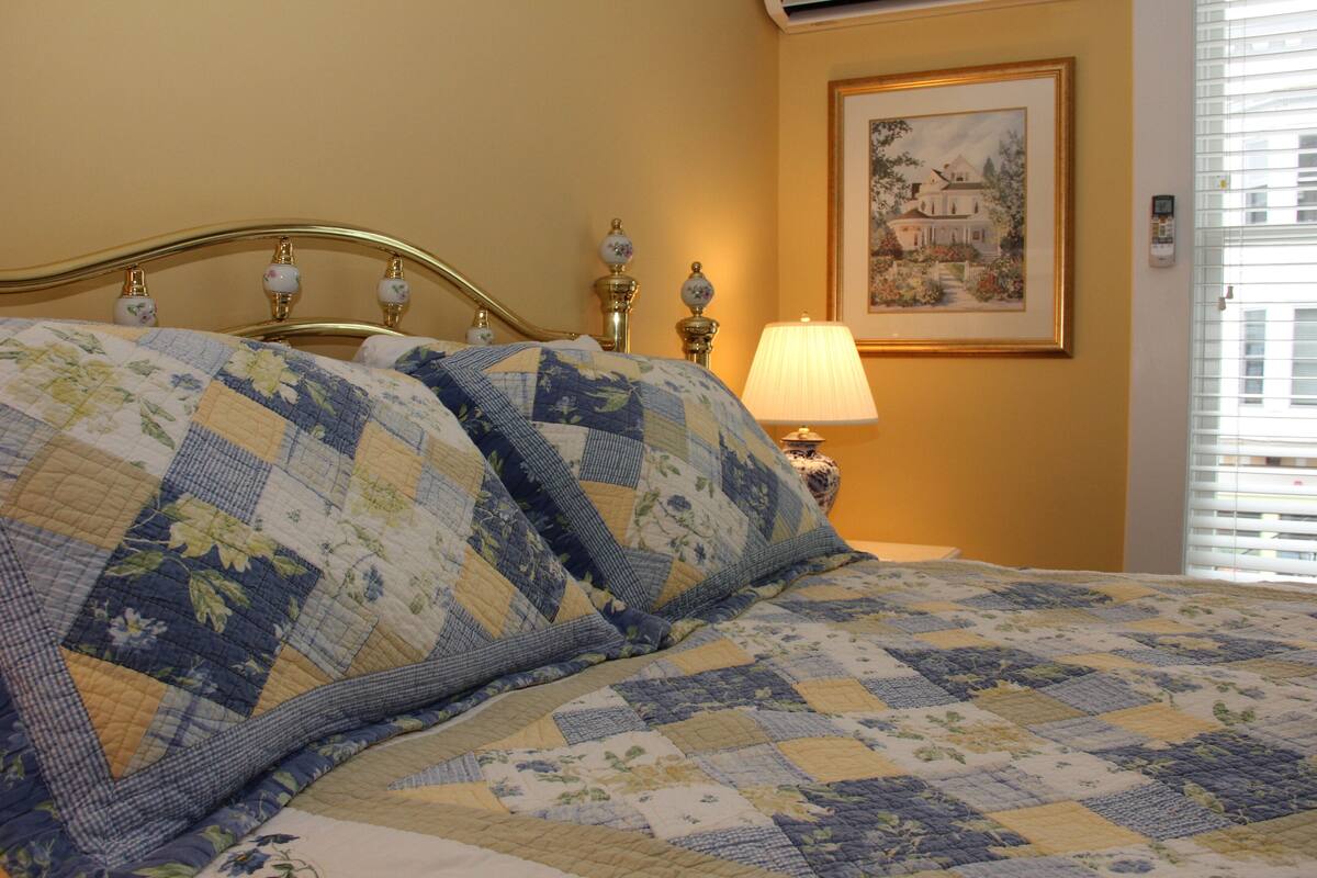 Main Street View, 1 Queen Bed | Hypo-allergenic bedding available, pillowtop beds, iron/ironing board