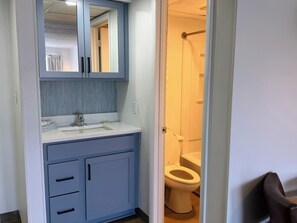 Combined shower/bathtub, hair dryer, towels, soap - Beachcomber (OCEAN CITY)