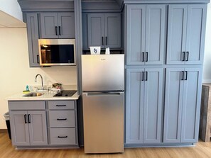 Full-sized fridge, microwave, stovetop, cookware/dishes/utensils - Beachcomber (OCEAN CITY)