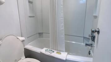 Ensemble douche/baignoire, sĂšche-cheveux, serviettes fournies, savon