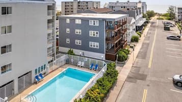 Una piscina al aire libre de temporada