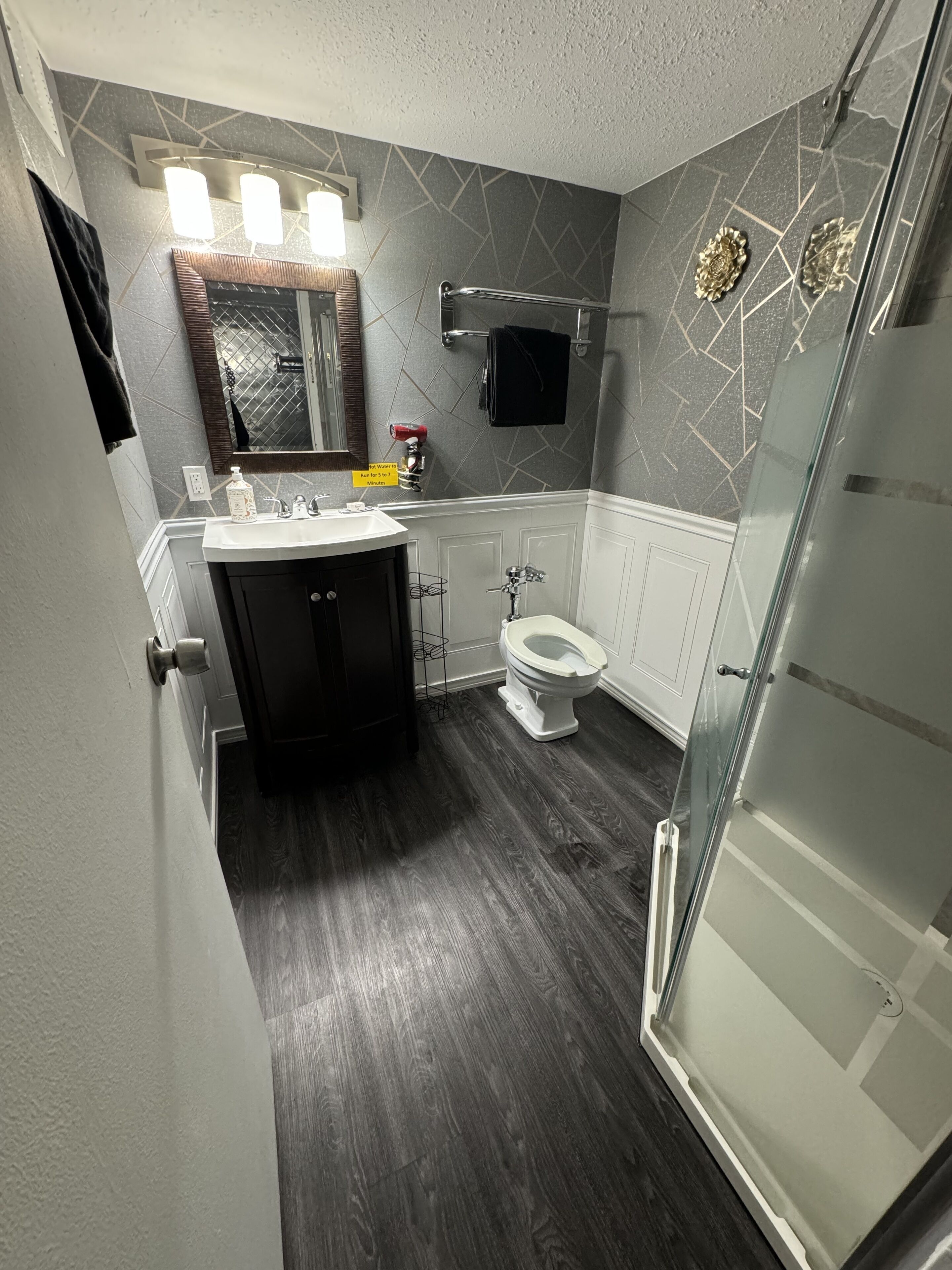 Standard Single Room, 1 King Bed | Bathroom | Shower, free toiletries, hair dryer, towels