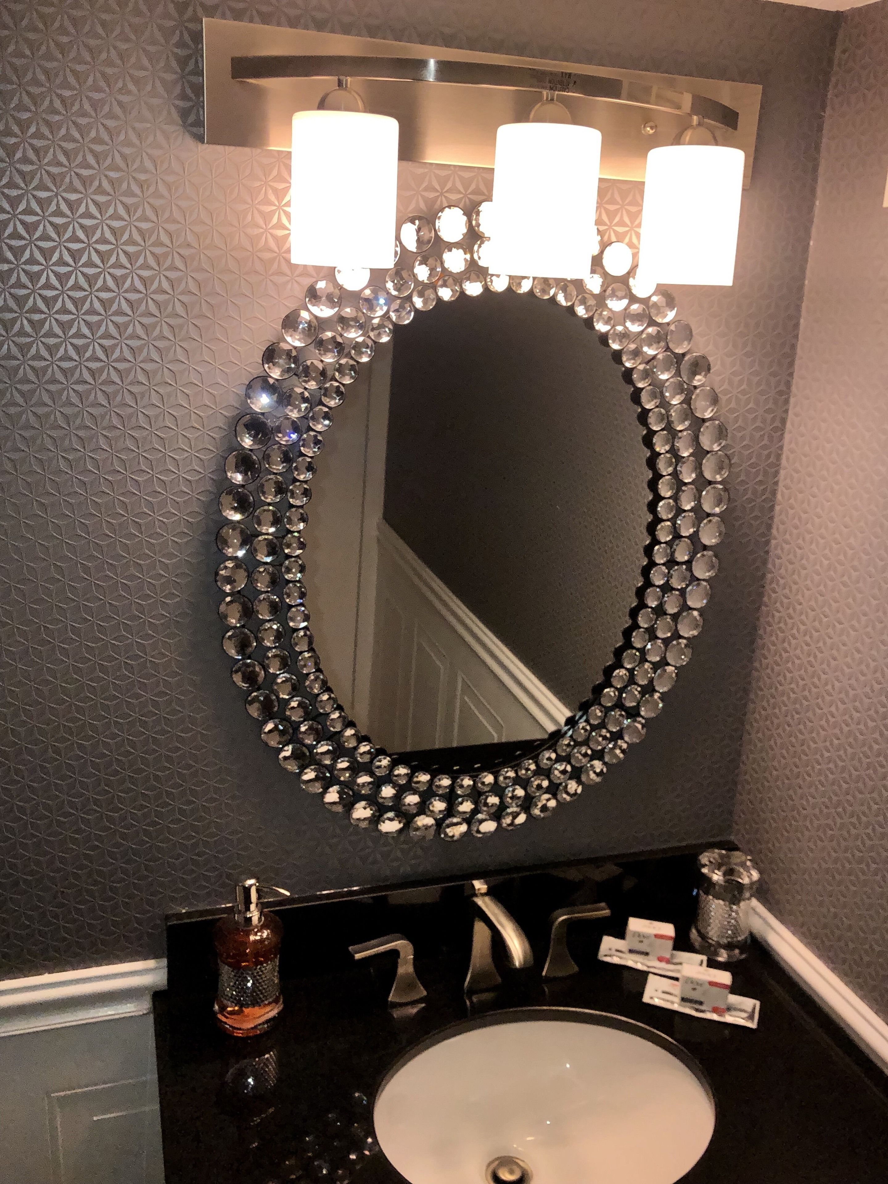 بديكورات فريدة لكل غرفة ومكتب وستائر تعتيم وواي فاي مجانًا