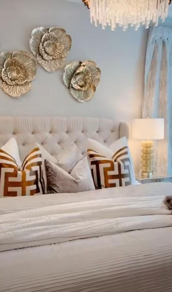 Individually decorated, desk, blackout drapes, free WiFi - Village Inn (Milwaukee)