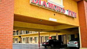 A hotel named 'Diamond Inn' with a sign indicating '7 Clearance'.