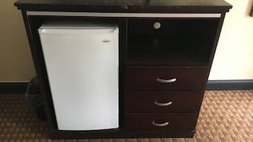 Standard Room, 1 Queen Bed, Smoking | Mini-refrigerator