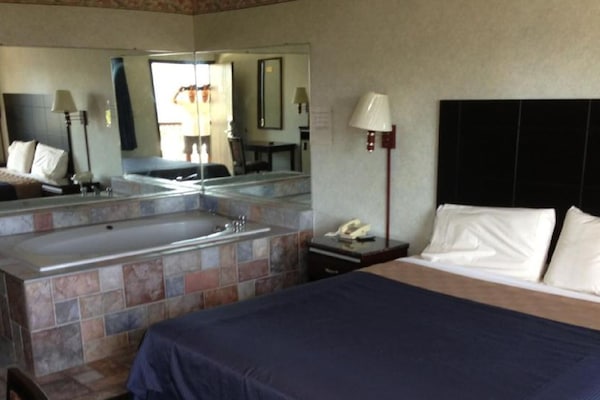 Junior Suite, 1 Bedroom, Jetted Tub | Desk, laptop workspace, soundproofing, free WiFi