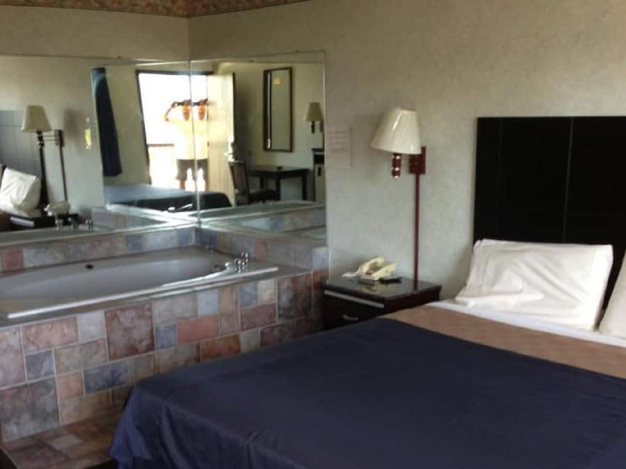 Suíte júnior, 1 quarto, banheira de hidromassagem | Escrivaninha, espaço de trabalho para notebook, quartos à prova de som