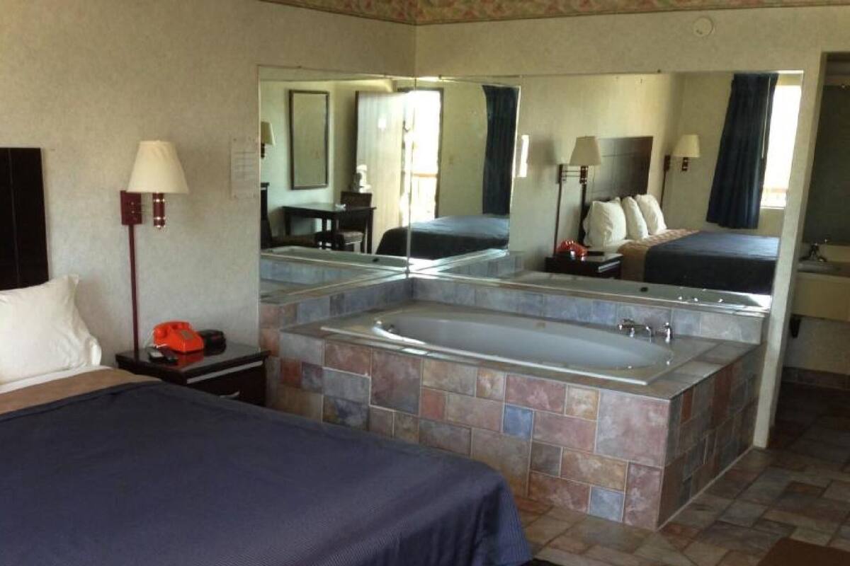 Junior Suite, 1 Bedroom, Jetted Tub | Desk, laptop workspace, soundproofing, WiFi (free)