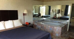 Suite – junior, 1 soverom, massasjebadekar | Skrivebord, skrivebord for bærbar PC, lydisolert og wi-fi (inkludert)