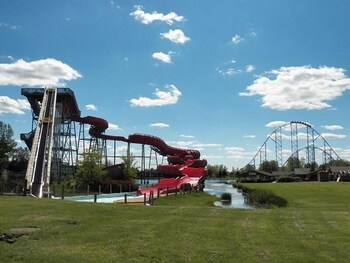 Darien Lake Lodge on the Lake 
