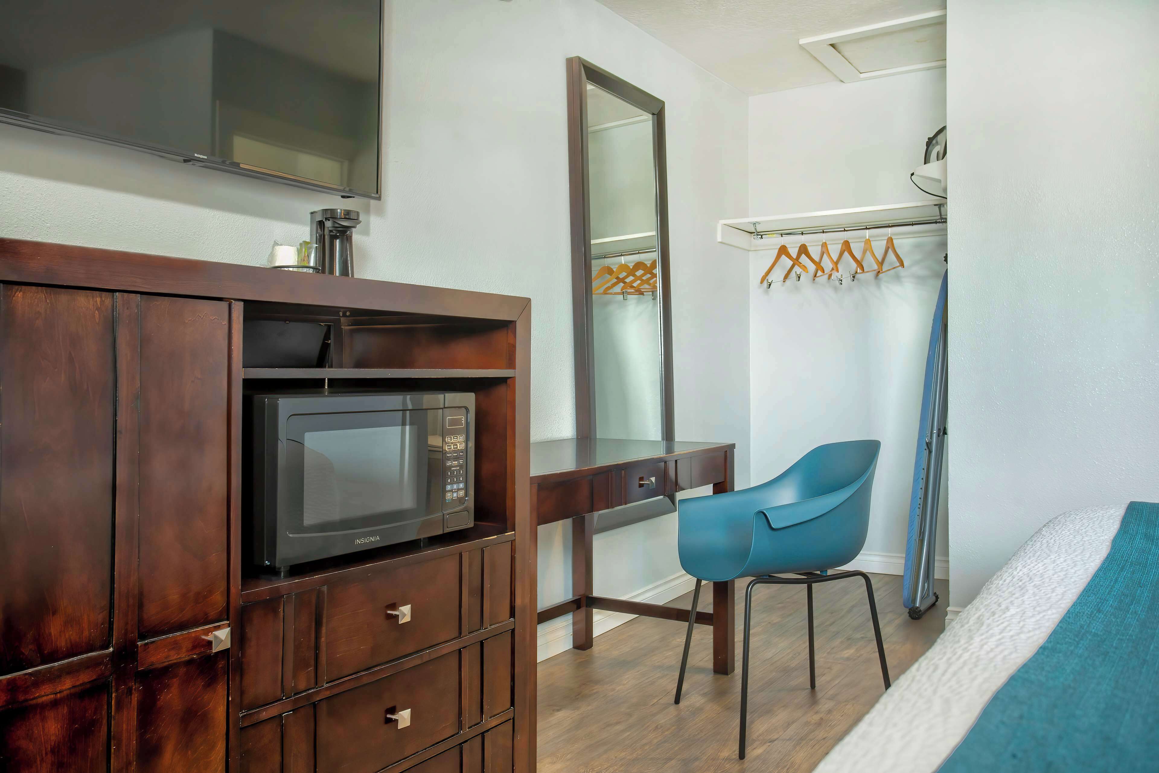 Cortinas opacas, wifi gratis, ropa de cama