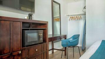 Cortinas opacas, wifi gratis, ropa de cama