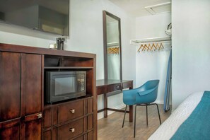 Blackout drapes, free WiFi, bed sheets - Studio 6 Suites Albany, OR (Albany)