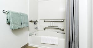 Habitación estándar, 1 cama doble, accesible para personas con discapacidad | Baño | Ducha y bañera combinadas, toallas, jabón y papel higiénico