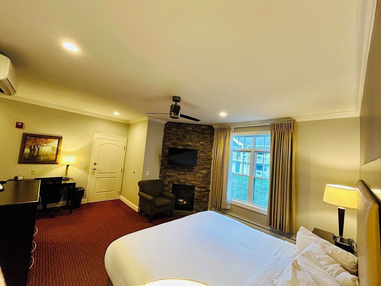 Suite, 1 cama King size, para no fumadores | Baño | Tina con regadera, amenidades de baño gratuitas, toallas 