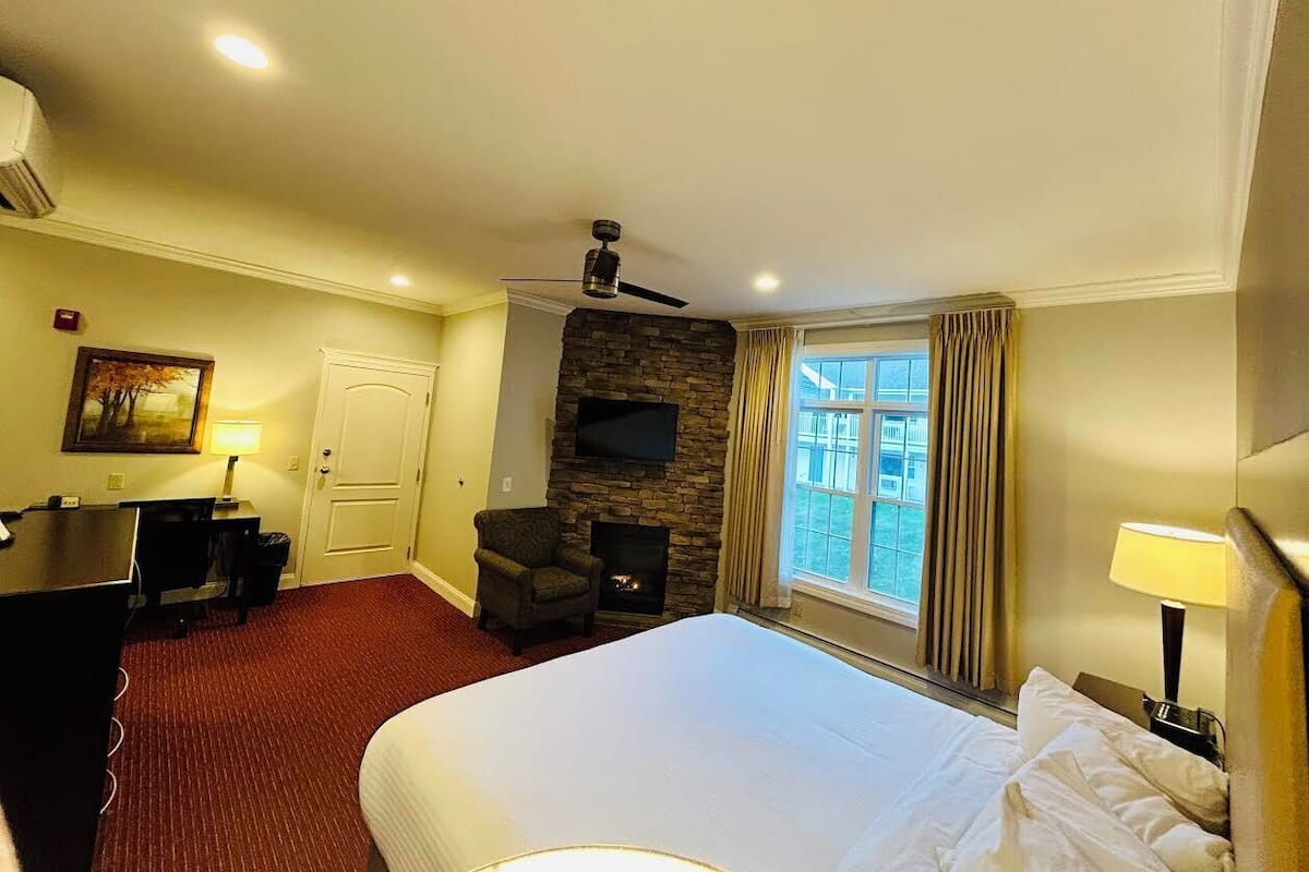 Deluxe Room, 1 King Bed, Non Smoking | Bathroom | Free toiletries, hair dryer, towels, soap