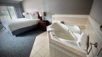 Rom, 1 kingsize-seng, peis | Lydisolert, strykejern/-brett og barnesenger