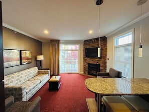 Studio Suite, 1 King Bed, Non Smoking | Living area